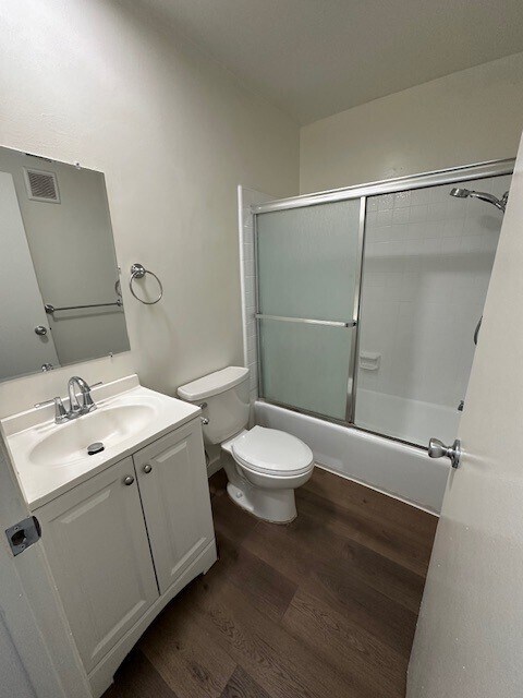 Baño - 2680 S Barrington Ave
