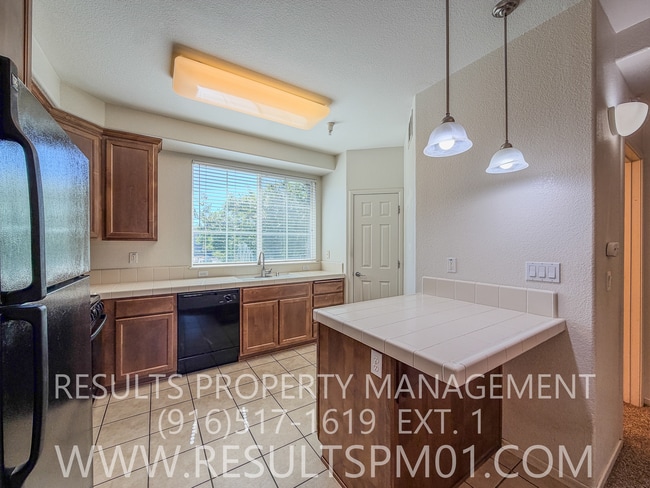 Building Photo - Spacious Two Bedroom Townhome w Attached Garage