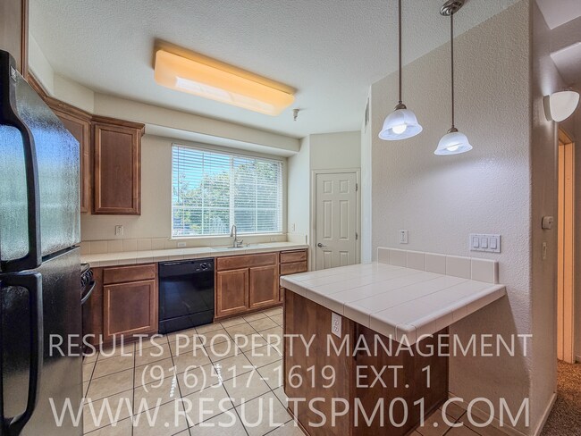 Foto del edificio - Spacious Two Bedroom Townhome w Attached Garage