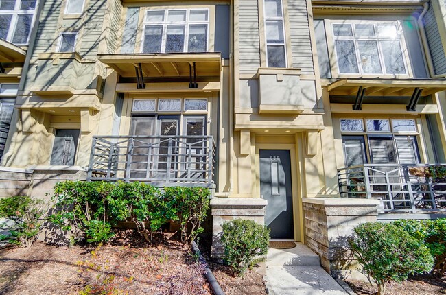 Building Photo - Beautiful Townhome in First Ward!