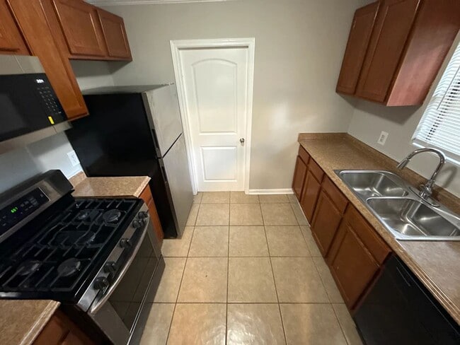 Building Photo - Beautiful 4BR/2BA home nestled in a quiet Ellenwood GA