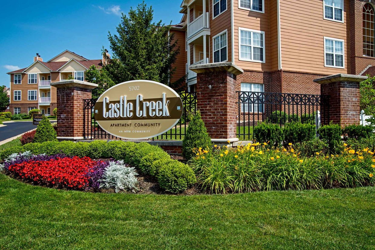 Señal de entrada a Castle Creek - Castle Creek Apartments