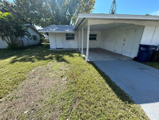 Building Photo - Spacious Unit in Bradenton, pet-friendly!