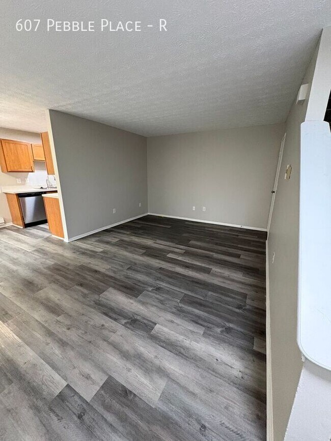 Foto del edificio - 607 Pebble Pl Dr