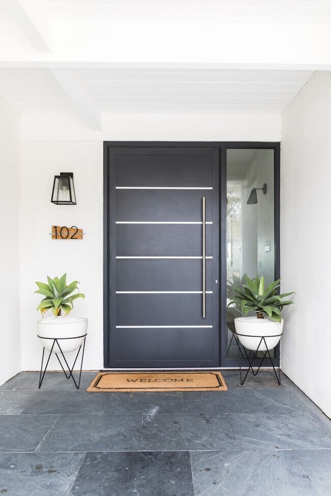 Foto del edificio - Great private location from this Fully ren...