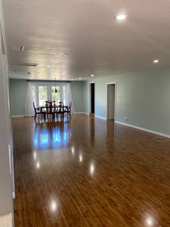 Building Photo - 12133 Topa Ln