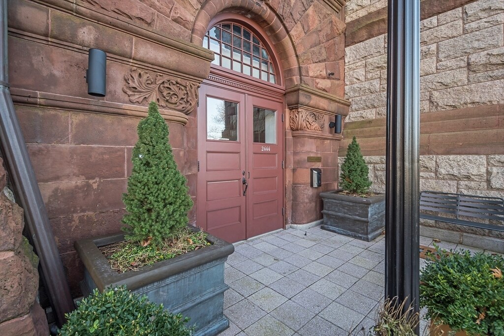 Primary Photo - 2444 Beacon St
