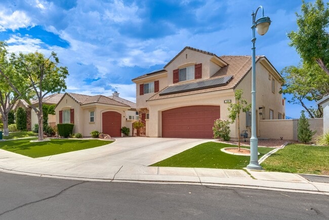 Building Photo - Luxurious, Entertainers Dream 3 Bedroom Home