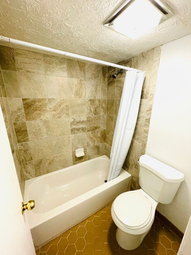 Building Photo - ** 3 bed 2 bath located off Vaughn Road **...