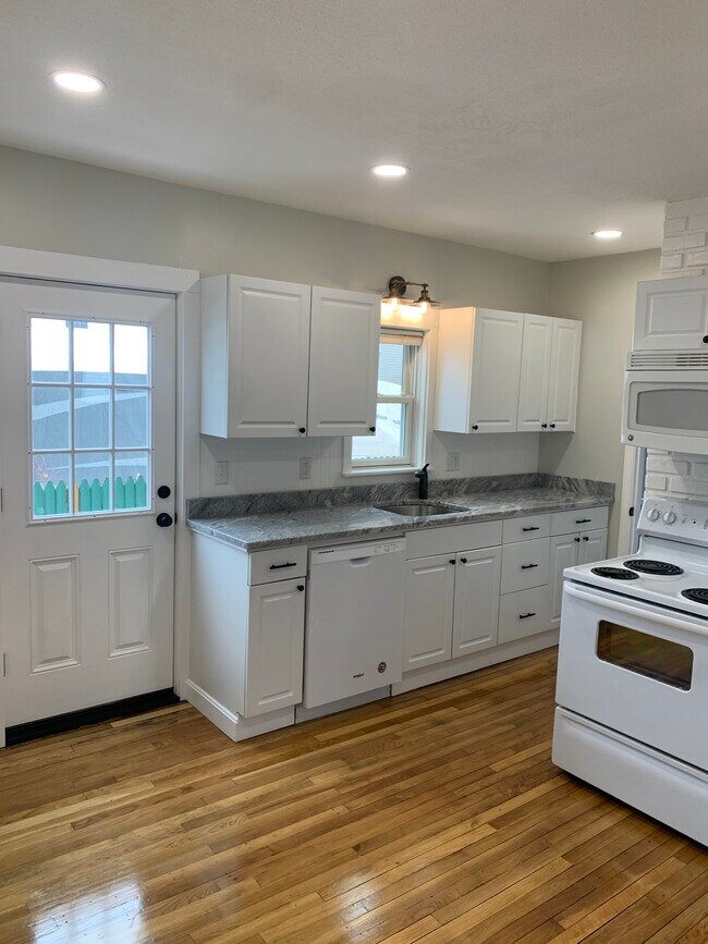 Kitchen w/ Granite - 2 Mc Gregor St