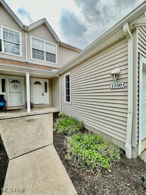 1330 Meadow Run Akron, OH 44321 – photo 2
