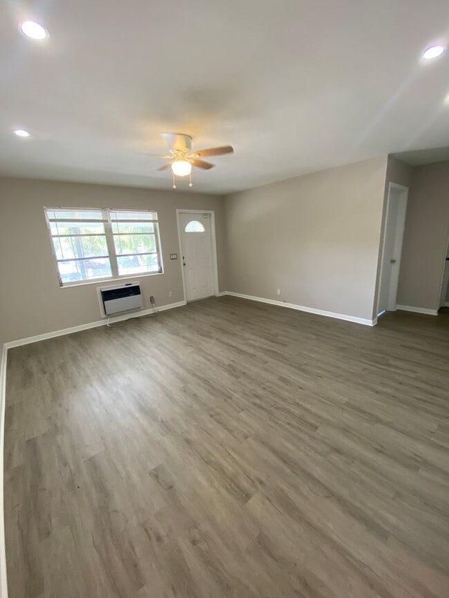 Foto del edificio - 612 Prosperity Farms Rd