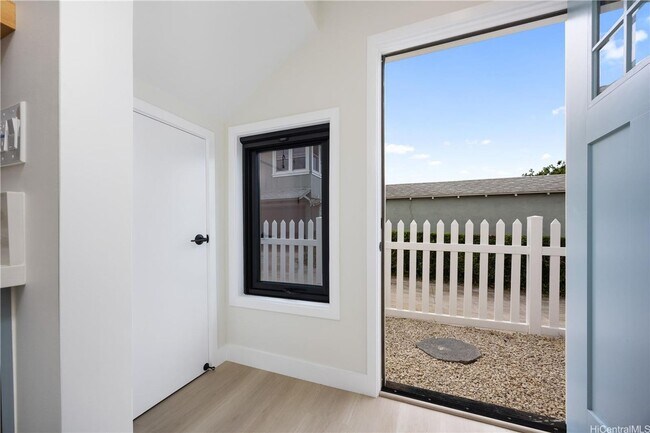 Foto del edificio - Bright & Renovated 2BD/1BA in Wilhelmina Rise – Move-In Ready!