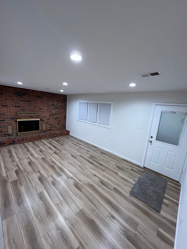 Building Photo - 6720 Friendly Oak Pl
