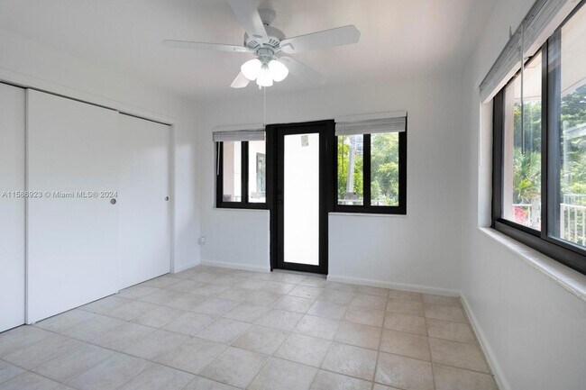 Building Photo - 2323 SE 18th Street Unit 2