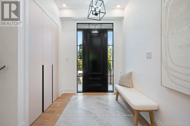 Building Photo - 480 Scarsdale Crescent