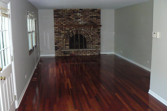 Building Photo - 12 W Bailey Rd