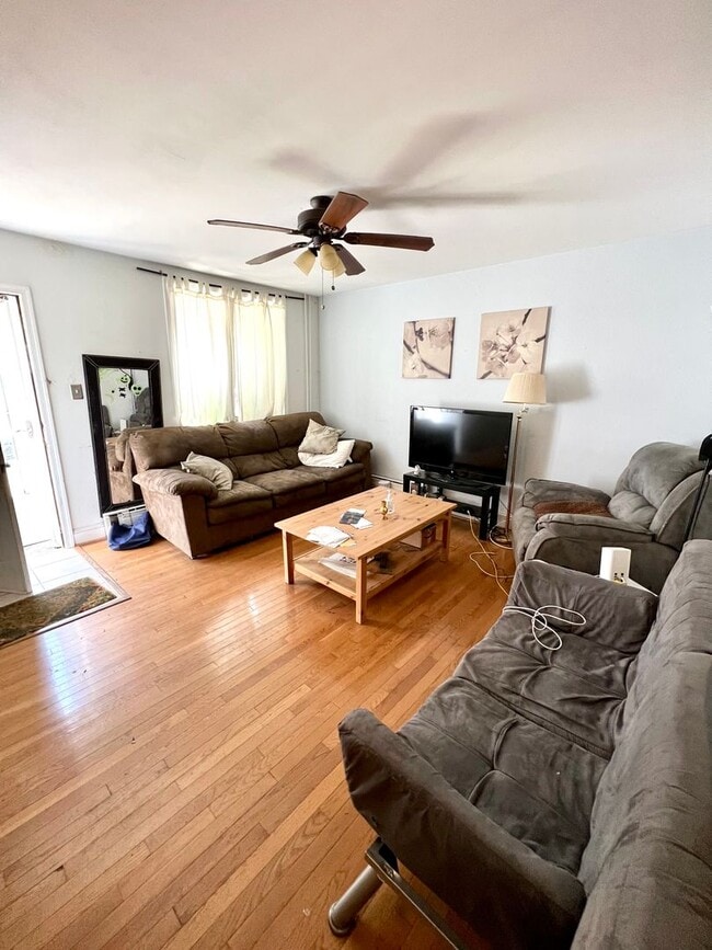 Building Photo - Huge 4-Bed/1-Bath Home located in Manayunk...