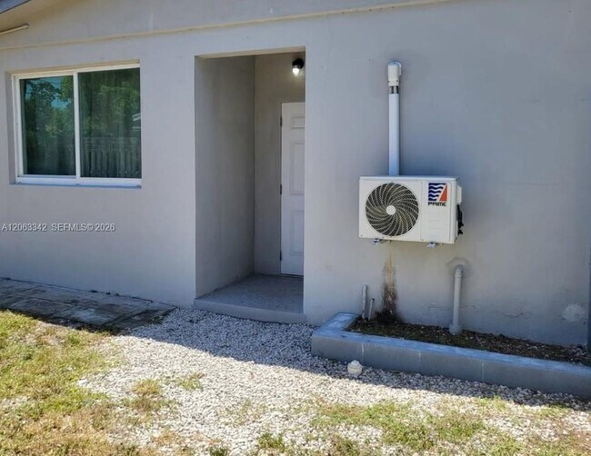 Foto del edificio - 3700 NE 13th Terrace