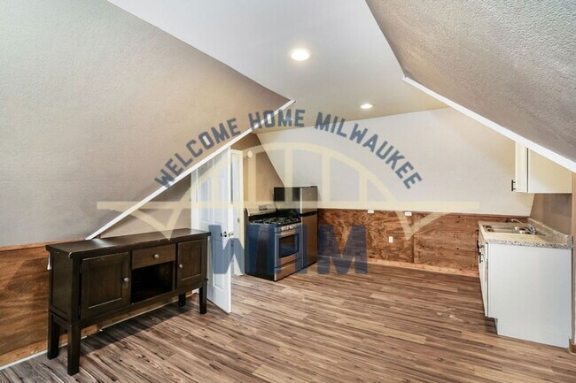 Foto del edificio - 2720 N Oakland Ave