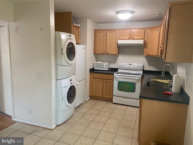 Building Photo - 2554 Glengyle Dr