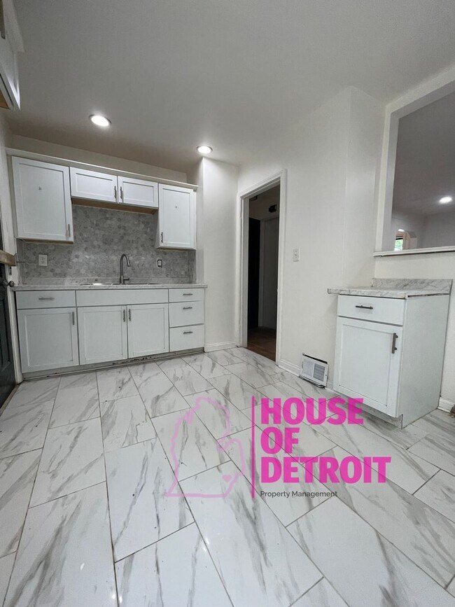 Foto del edificio - Summer Special~ 3 BEDROOM 1 BATH BUNGALOW ...