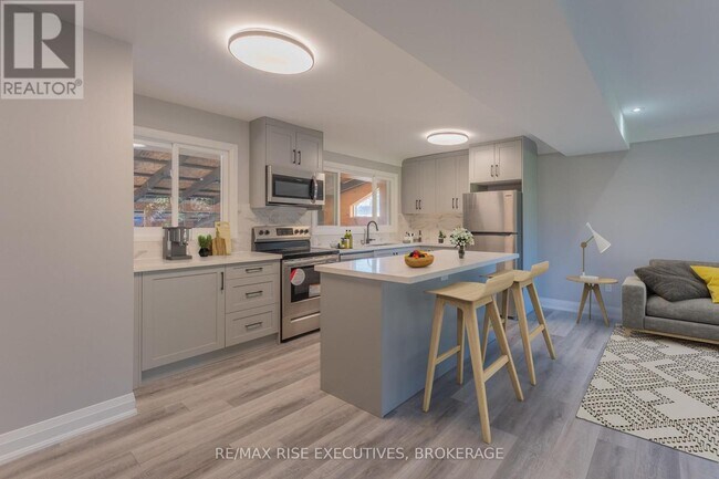 Photo du bâtiment - 740 Collins Bay Rd