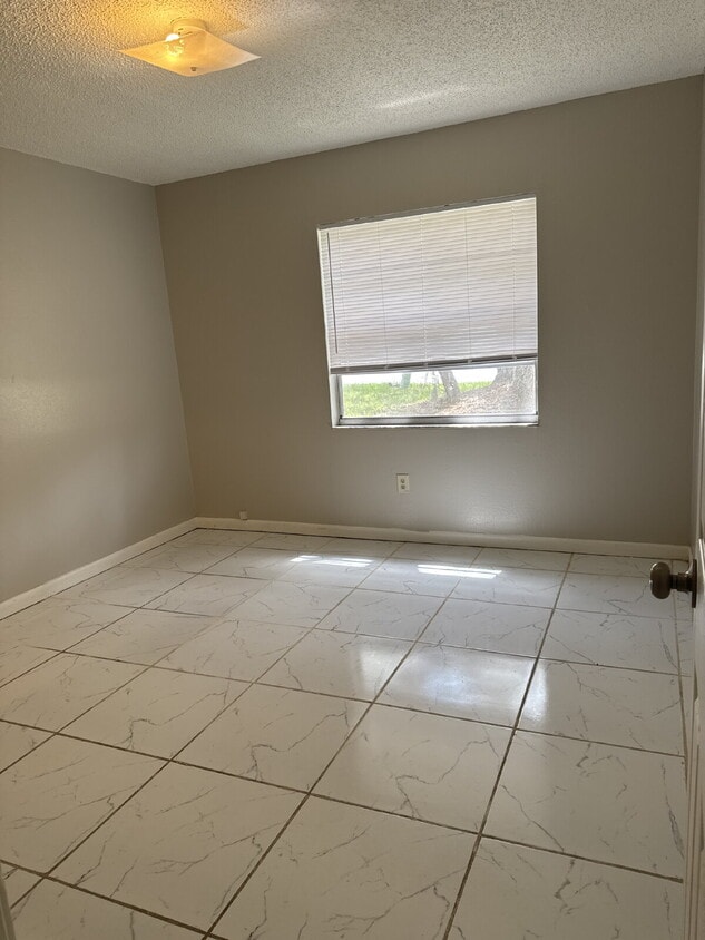 Primary Photo - 2 bedroom 1 bath unit available for immedi...