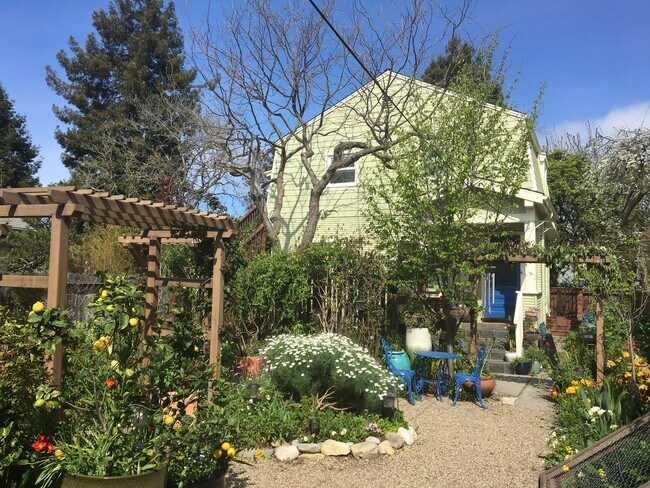 Farmhouse - 1627 Francisco St