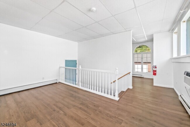 Foto del edificio - 275 Mt Hope Ave