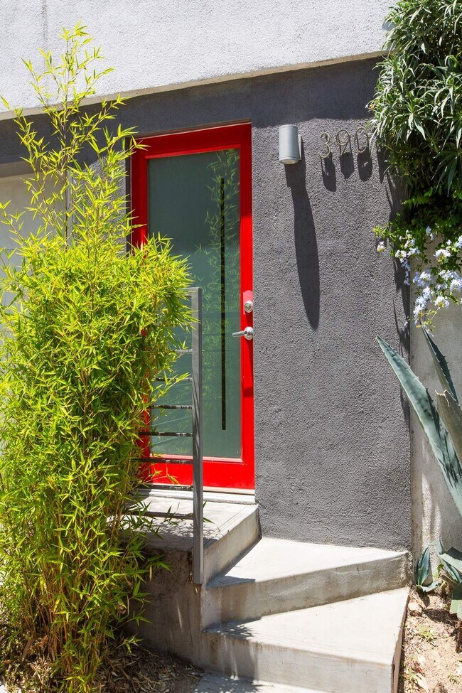 Building Photo - 3907 De Longpre Ave