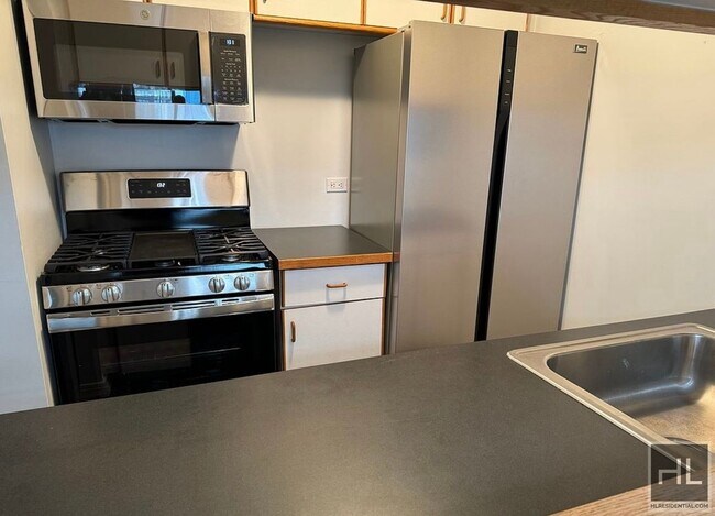 Building Photo - Spacious 1 bedroom in Battery Park