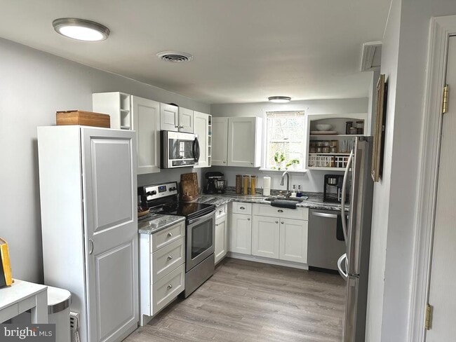 Foto del edificio - 7703 Dover Rd