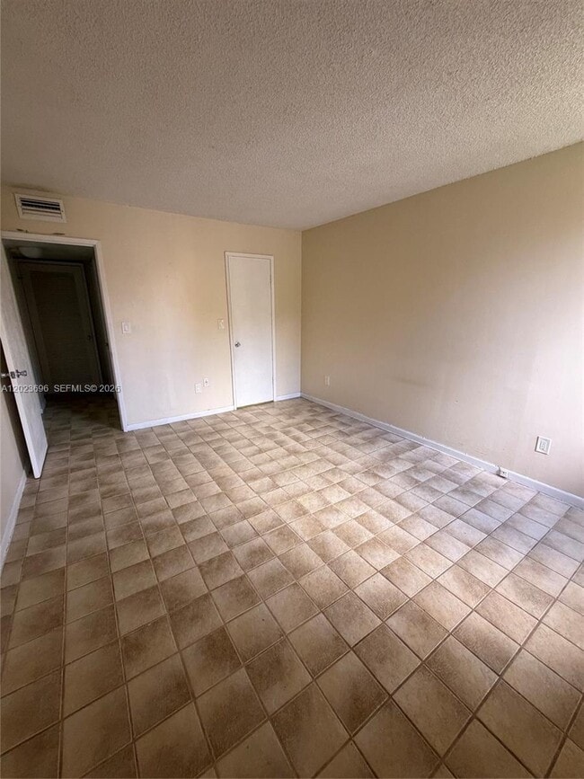 Building Photo - 9150 Fontainebleau Blvd