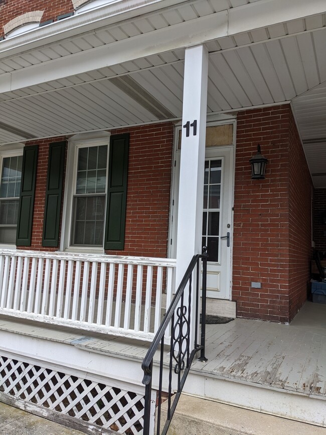 Private entrance - 11 Penn St