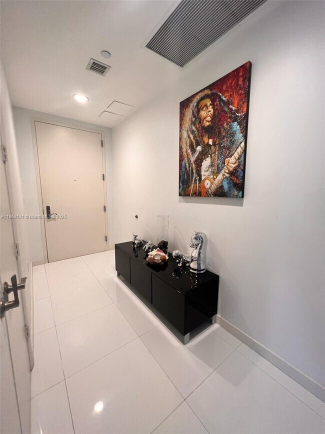 Foto del edificio - 15811 Collins Ave
