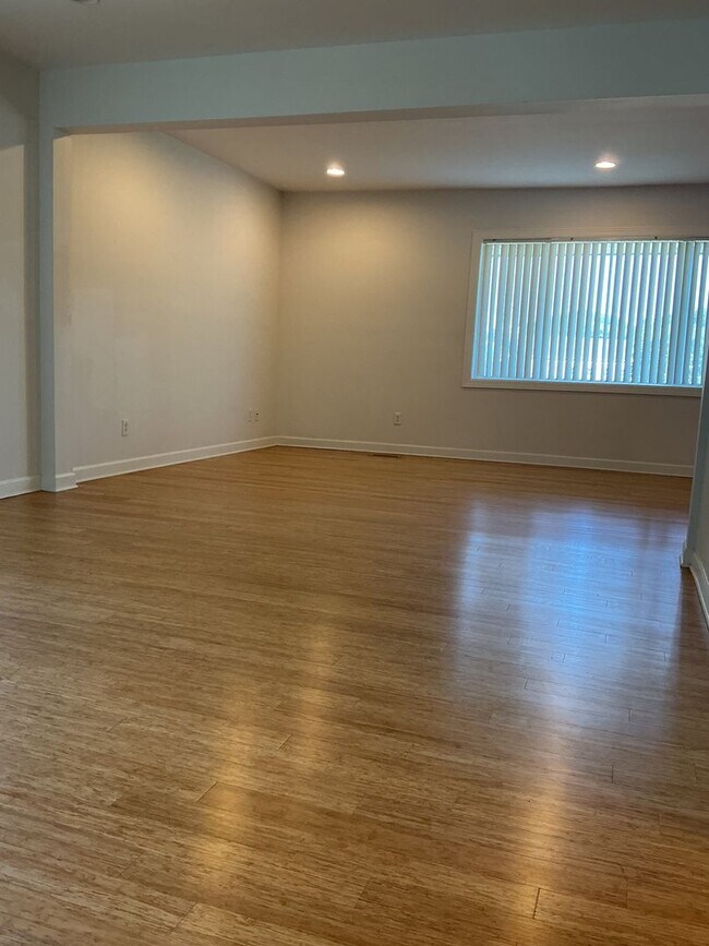 Foto del edificio - Modern Comfort Meets Southern Charm in the...