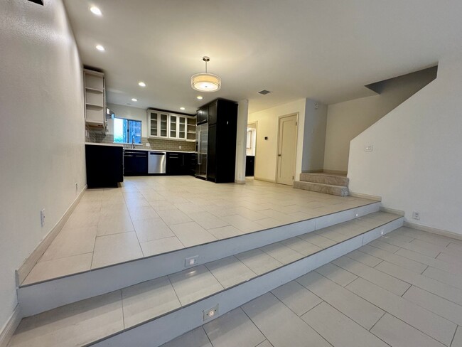 Building Photo - Stunning Tri-Level Townhome in Culver City