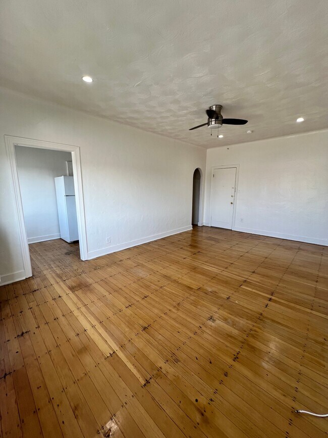 Foto del edificio - 1740 Winona Blvd