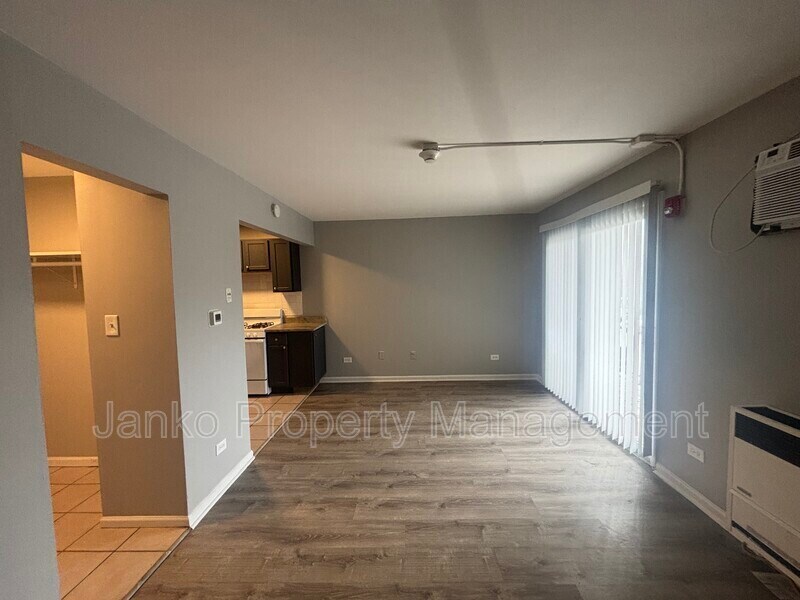 Foto del edificio - 3333 Commercial Ave