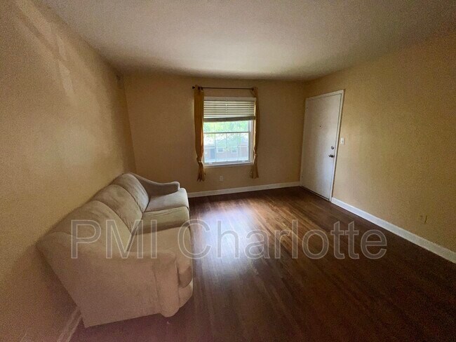 Foto del edificio - 4317 Walker Rd