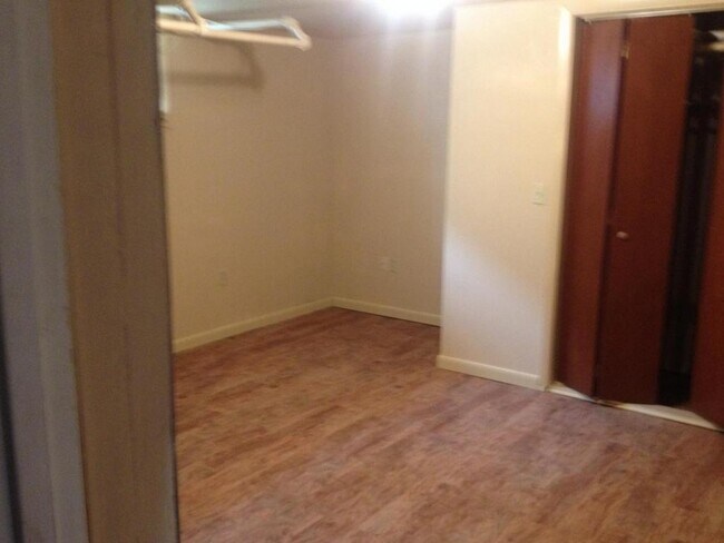 Foto del edificio - 443 Gladstone (basement)