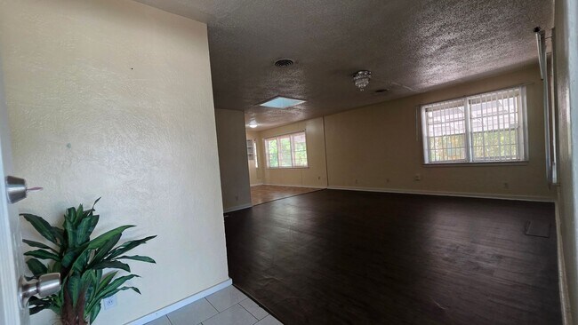Foto del edificio - 4 Bedroom 2 Bath Single Family Home w/ 2 Bonus Rooms
