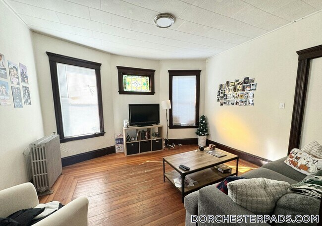 Foto del edificio - 692 Columbia Rd