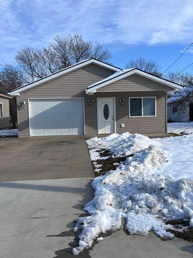 Foto principal - Well-maintained 2-bedroom, 1-bath house in a great location