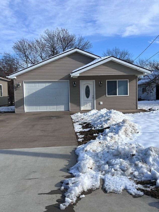 Primary Photo - Well-maintained 2-bedroom, 1-bath house in a great location