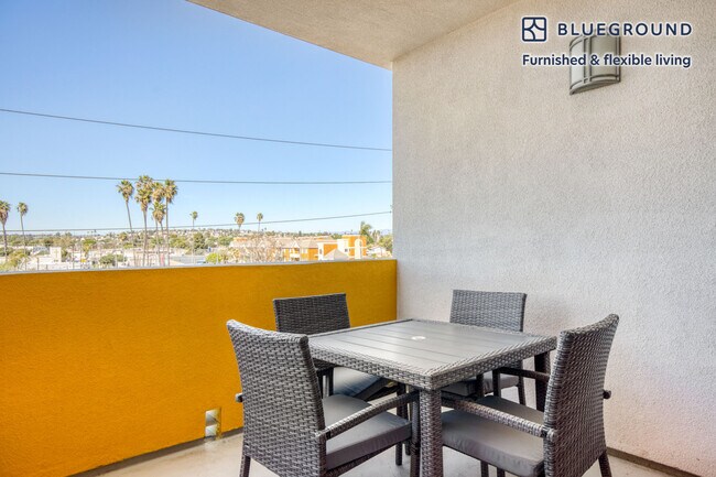 Building Photo - 417 Centinela Ave