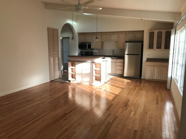 Sala de estar y cocina - 1815 N Beverly Glen Blvd