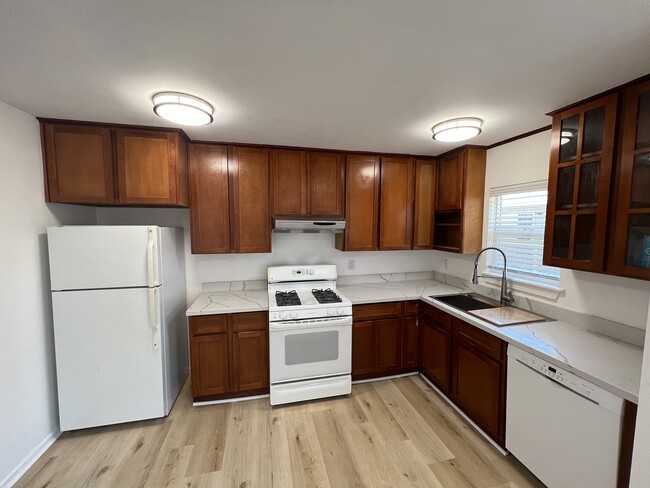 Kitchen. - 820 Gordon Ave