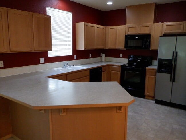 Foto del edificio - 2010 Garry Oaks Ave